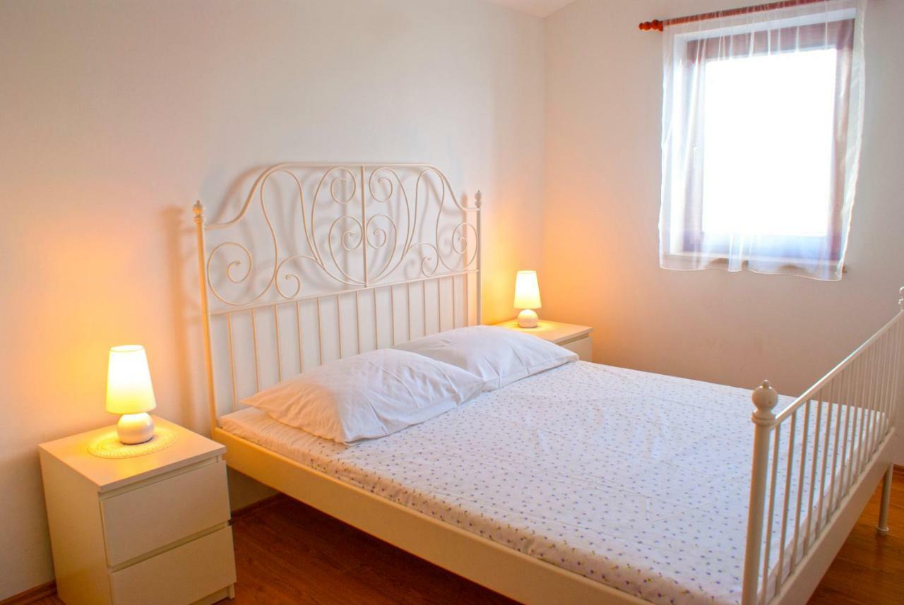 Apartmani Ribarica**** Karlobag Exterior photo